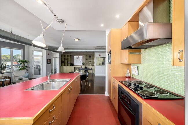 Building Photo - One bedroom, two bath corner unit in Baker with two balconies