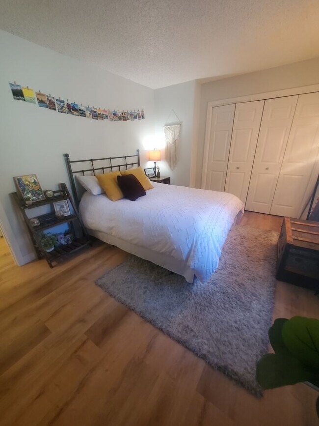 Building Photo - Updated and Spacious 1 Bedroom with Attached Garage!