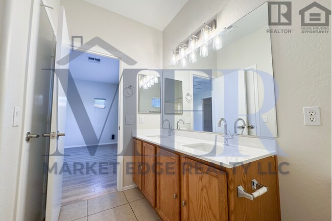 Building Photo - 3Bed/2Bath Home at Cotton Ln/Greenway Rd! $399 MOVE-IN SPECIAL! Ready for Immediate Move-In!