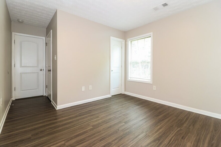 Building Photo - 1000 Weatherwood Pl NE