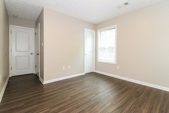 Building Photo - 1000 Weatherwood Pl NE