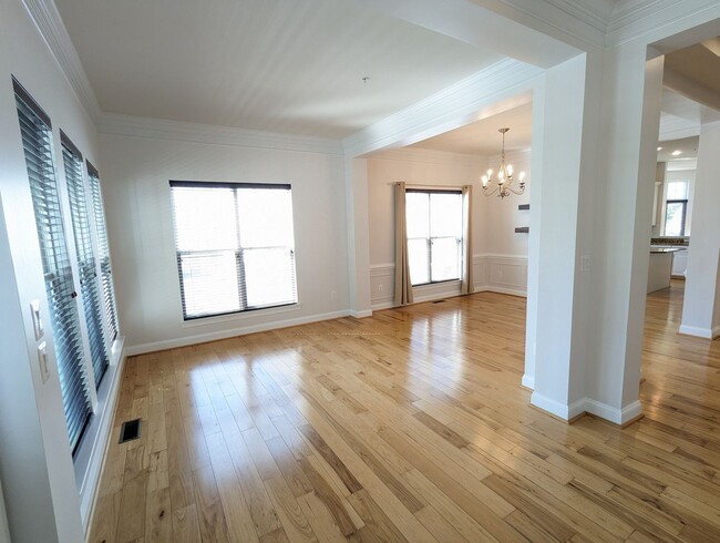 Building Photo - Impeccably maintained SFH in Clarksburg re...