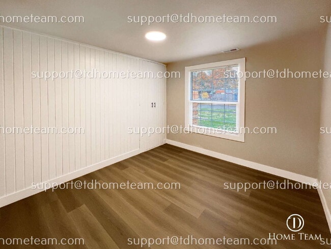 Building Photo - "Charming 4-Bed Haven in Tacoma with Spaci...