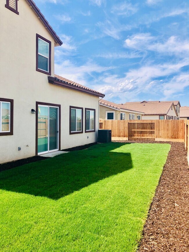 Building Photo - REDUCED!!!  Charming 5 Bedroom 3 Bath Home for Rent