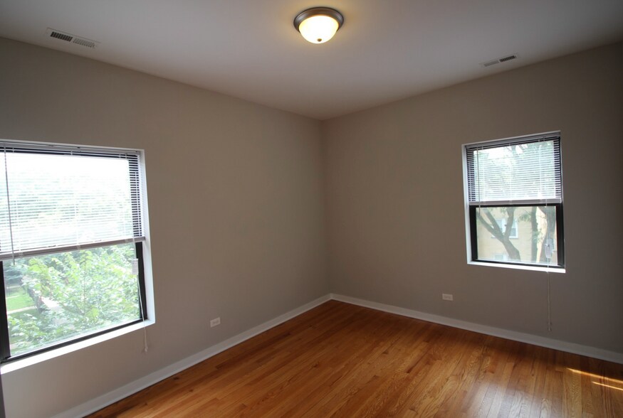 Building Photo - 6449 N Claremont Ave