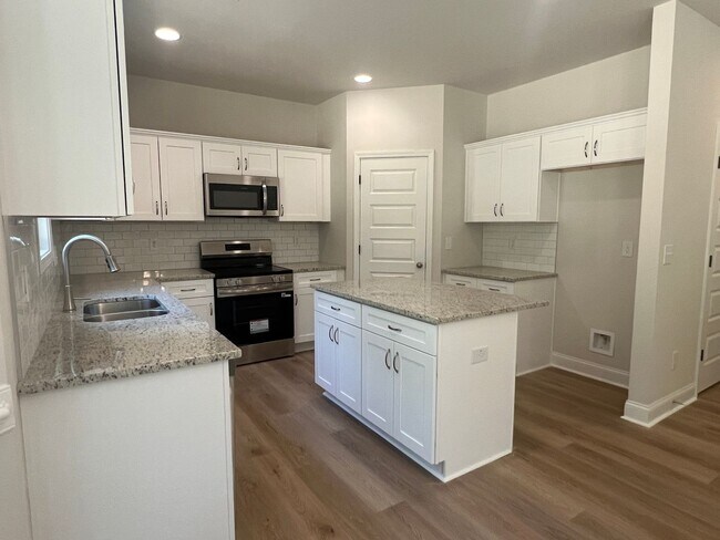 Building Photo - Beautifully Done & Brand New 4BD/2.5 Home in Jones Co.