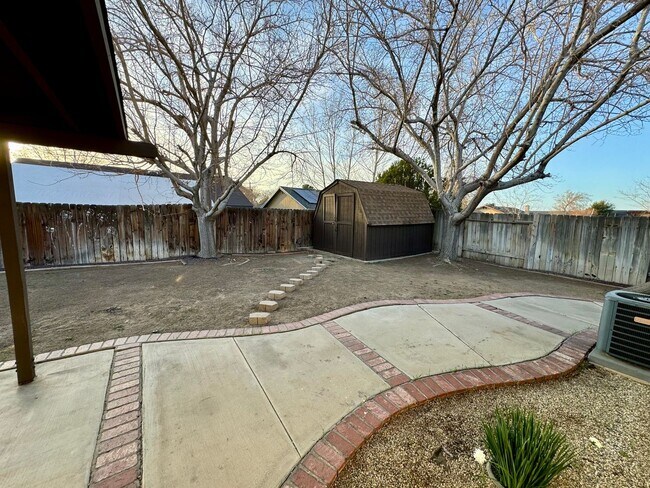 Building Photo - Beautiful 3 bedroom home