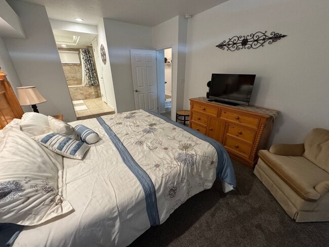 Building Photo - Beautiful Furnished 2 Bedroom Home on Golf Course!!