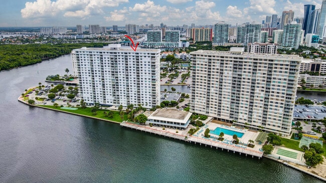 Building Photo - 500 Bayview Dr