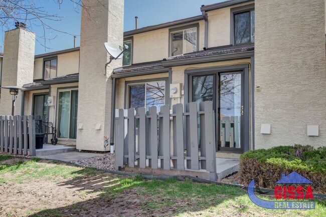 Building Photo - Cute townhome with 2 bedrooms - 1 1/2 bath...