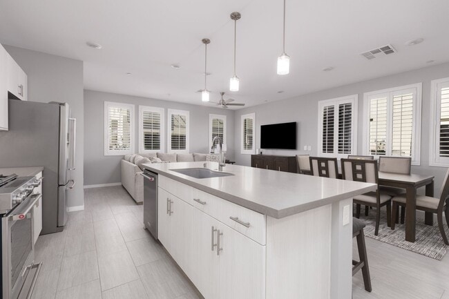 Building Photo - Luxury Summerlin townhome in resort style gated community