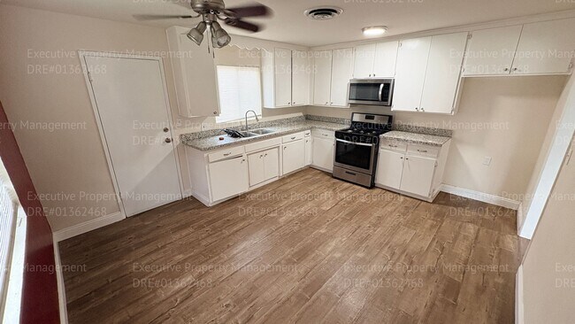 Building Photo - 2 bedroom 1 bathroom house located off the main street Oildale Dr.