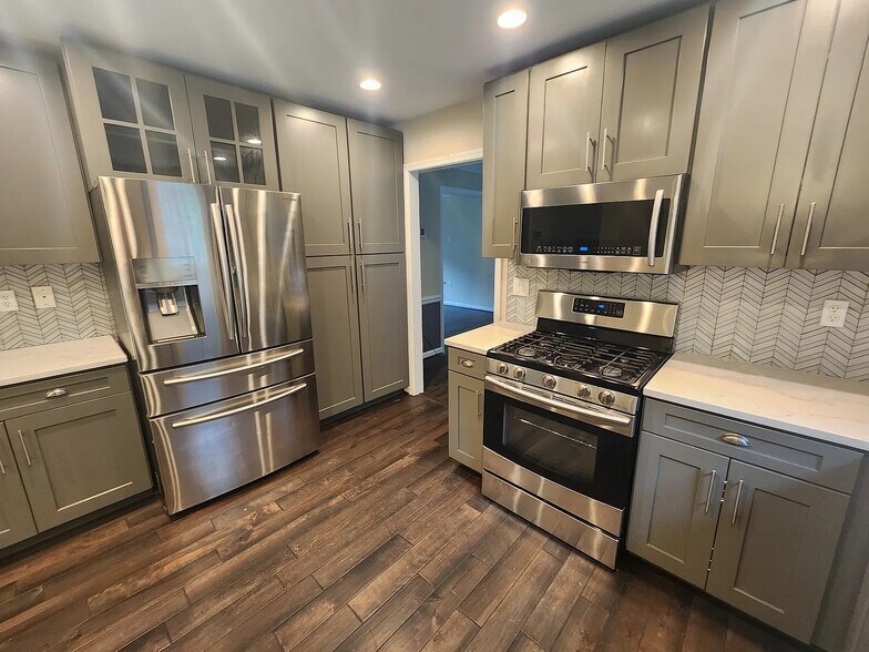 Building Photo - 721 Symphony Woods Dr