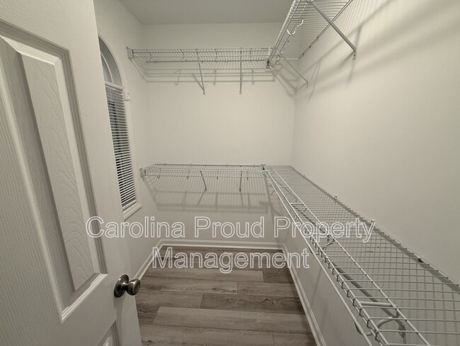 Building Photo - 337 S Pointe Dr