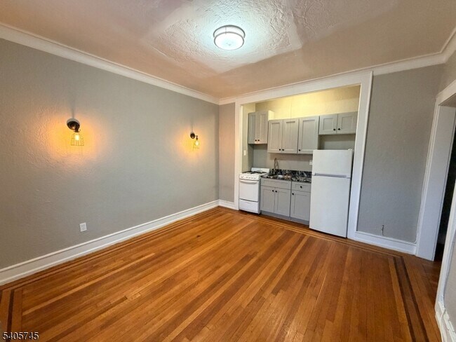 Building Photo - 17 Elwood Pl