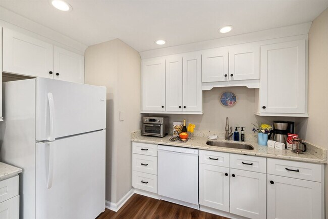 Building Photo - 500 Oak Ave