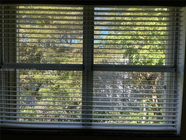 Building Photo - 1550 NE 33rd Ave