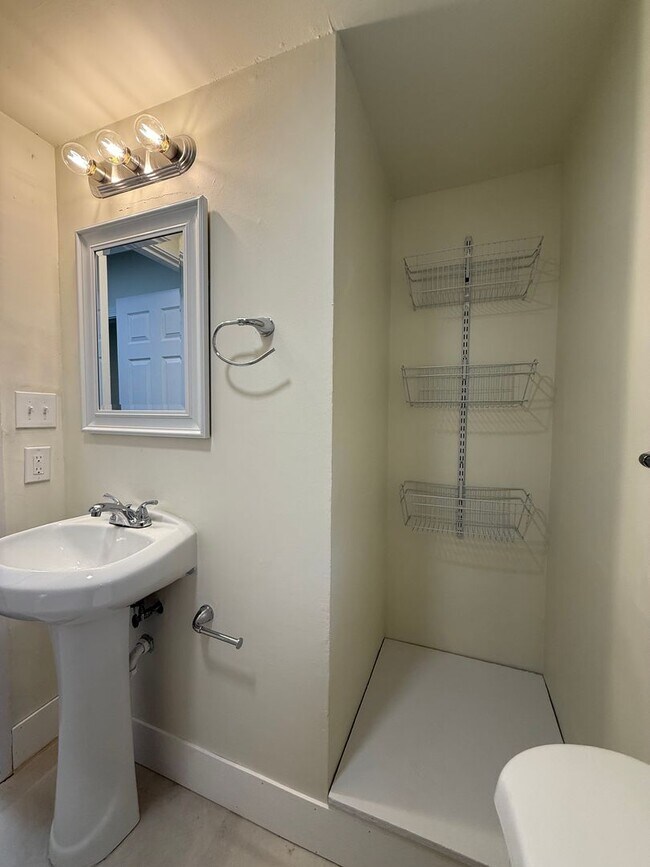 Building Photo - Updated 2BR Townhouse with off street park...