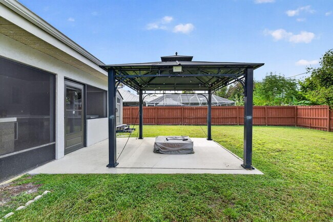 Building Photo - 825 SE Starflower Ave