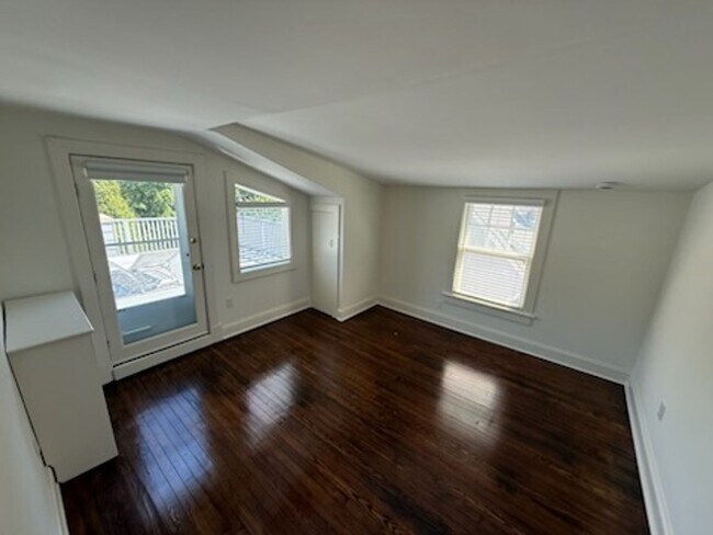 Building Photo - *DREAM LOCATION* 6BR Completely Renovated Duplex