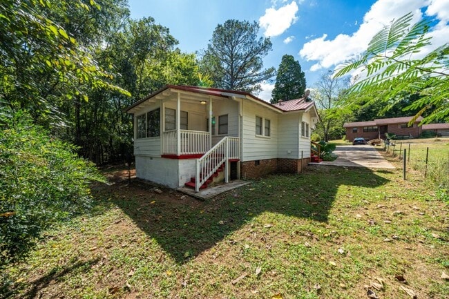 Building Photo - Fall in Love with This Hidden Gem Off Eastern Valley Road!