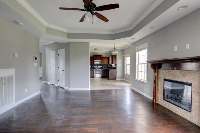 Building Photo - --AVAILABLE NOW! MOVE-IN READY!!!