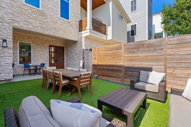 Building Photo - 807 Nicholson St