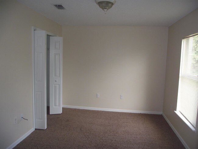 Building Photo - 255 Lobelia Dr