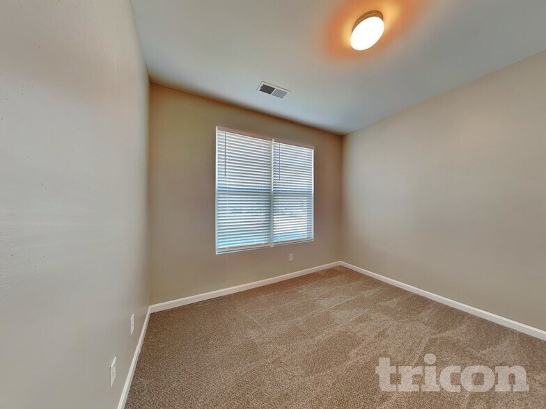Building Photo - 165 Daisy Cir