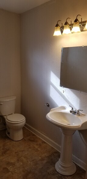 Building Photo - 1117 E Nettie Ave