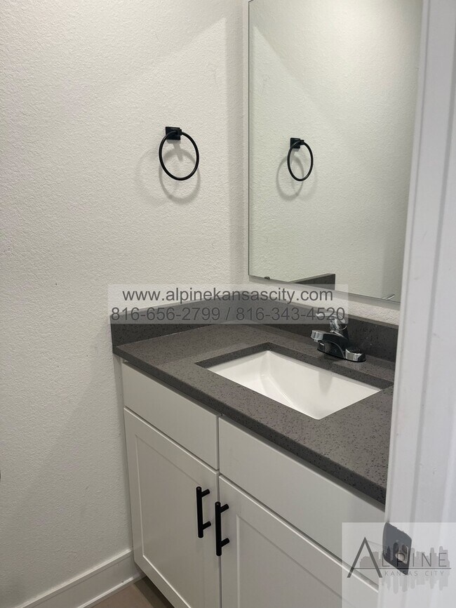 Building Photo - Beautiful Parkville Town Home Coming Soon!