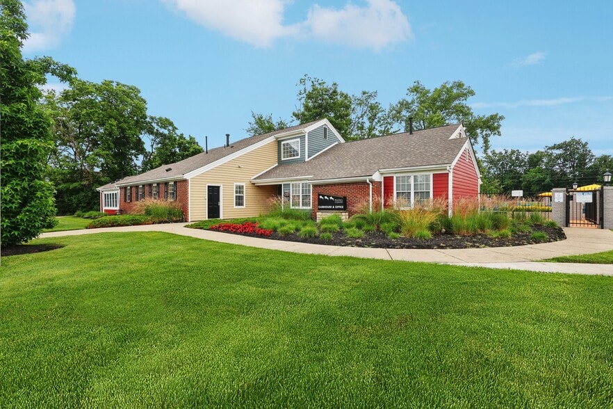 Primary Photo - Hunters Chase