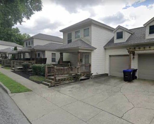 Primary Photo - TOWNHOUSE FOR RENT!