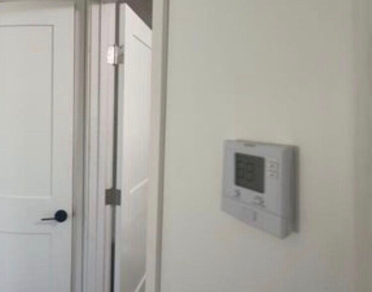 Building Photo - 69 Oak St