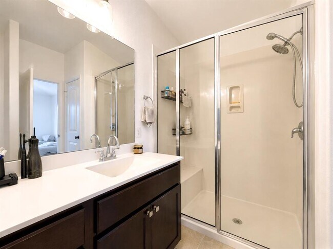Building Photo - 402 Crater Lake Dr