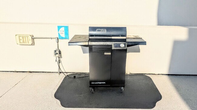 Building Photo - High end condo on waterfront downtown Sarasota!