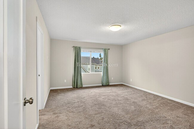 Building Photo - Modern 3BD | 2.5 BA Happy Valley Home On Corner Lot!