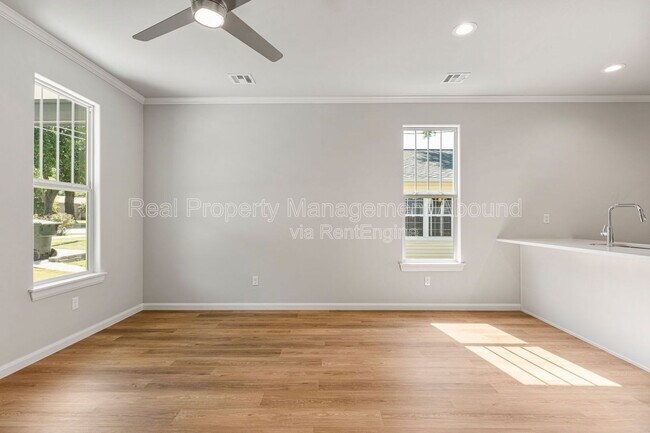 Building Photo - 101 E 11th St