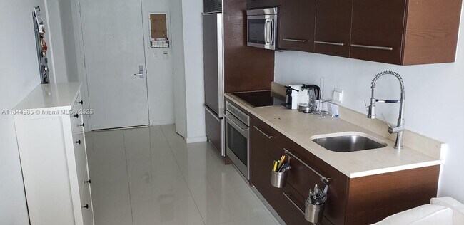 Building Photo - 495 Brickell Ave