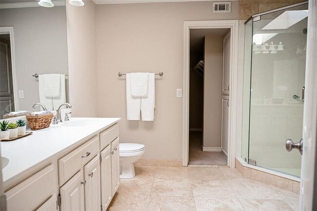 Building Photo - 5950 Lindenshire Ln