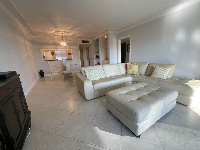 Building Photo - 14475 Strathmore Ln