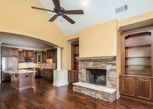 Building Photo - 1111 Regency Dr