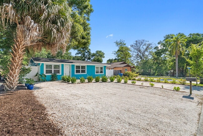 Building Photo - Lovely Largo Home