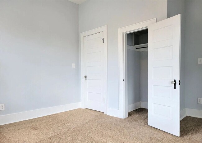 Building Photo - Stunning 4-Bed, 3-Bath Gem 1 Minute from Midtown!