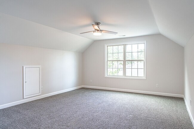 Building Photo - 135 Almond Dr