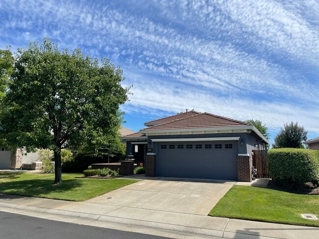 Building Photo - VERY NICELY UPDATED 3 BED, 2 BATHROOM, & 2...