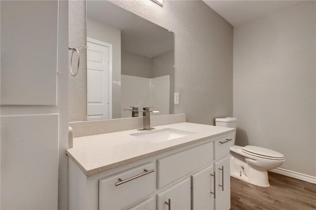 Building Photo - 204 Hall St