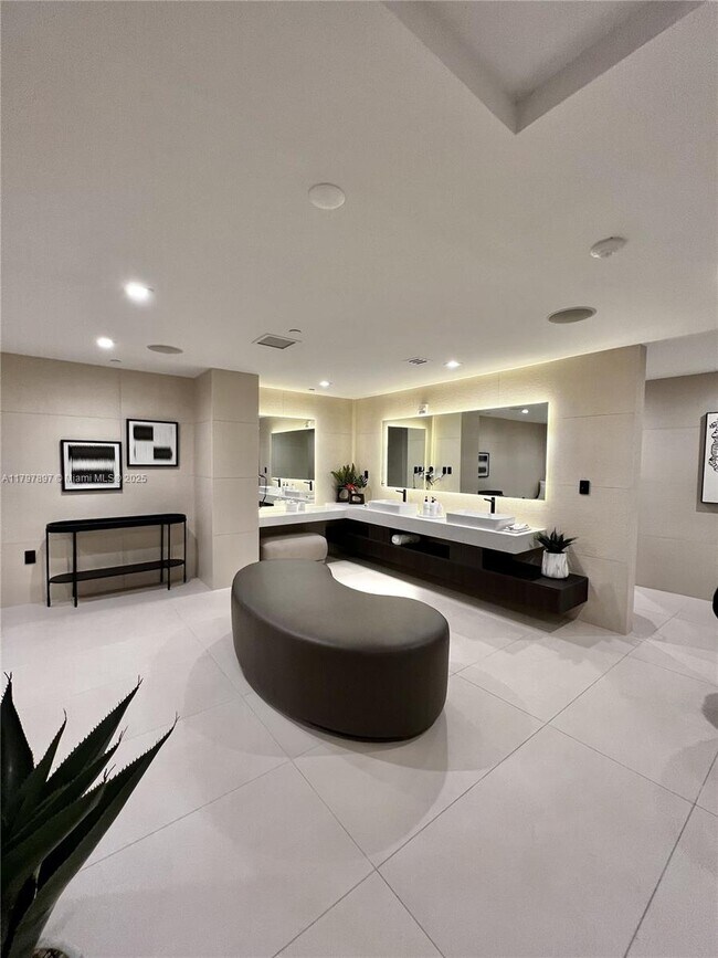 Building Photo - 15901 Collins Ave