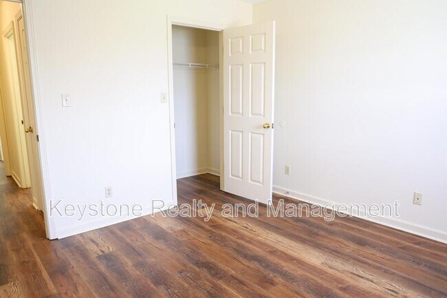 Building Photo - 755 Sivley Rd