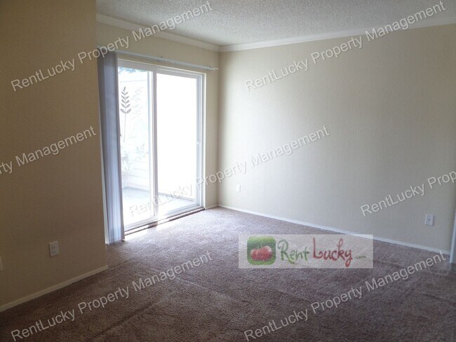 Building Photo - AMAZING PRICE! Wonderful 2-Bedroom Top Floor Condo in Renton - Great Location!